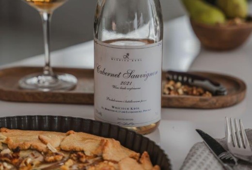 Tarta z gruszkami podana z winem Cabernet Sauvignon